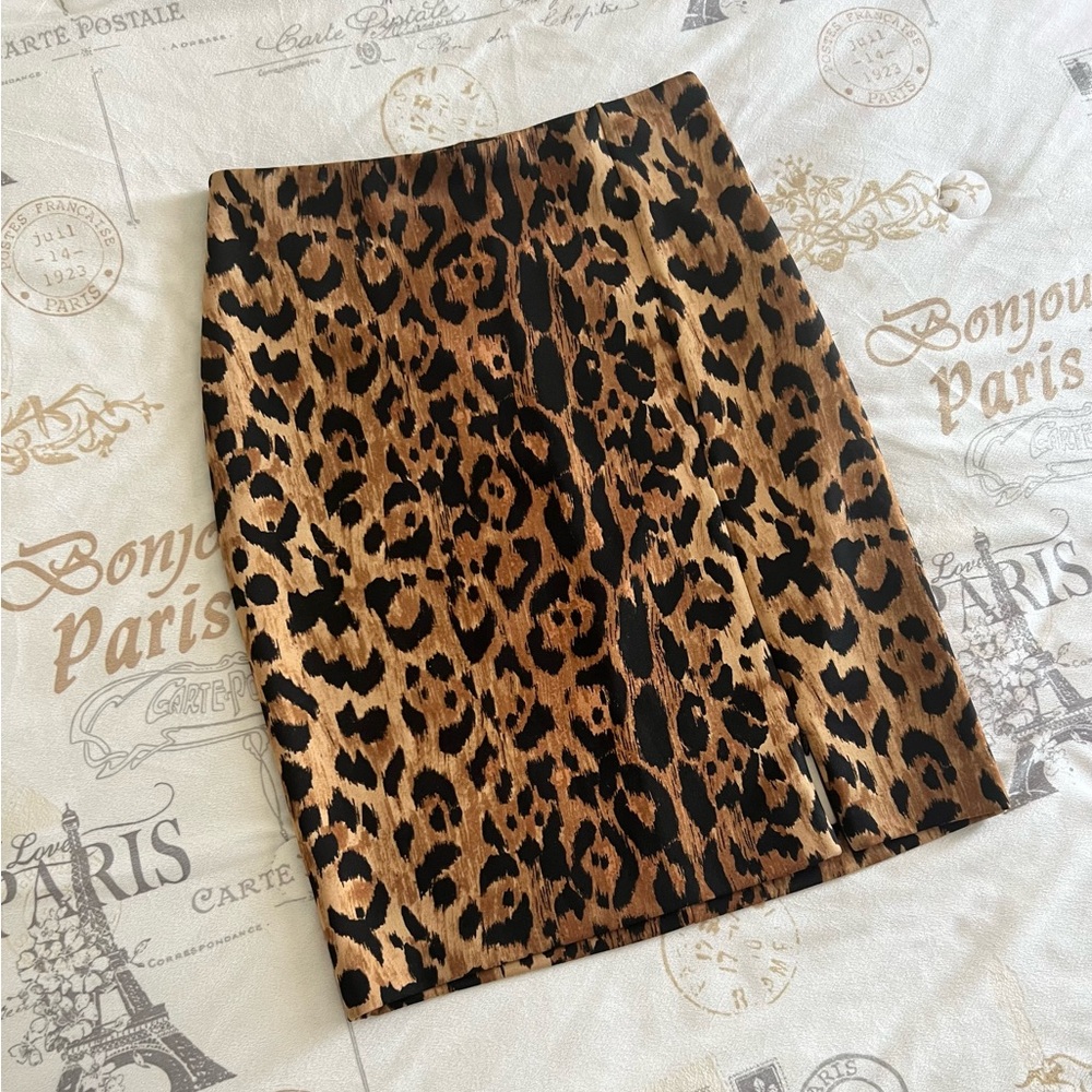 Stylish leopard print pencil skirt